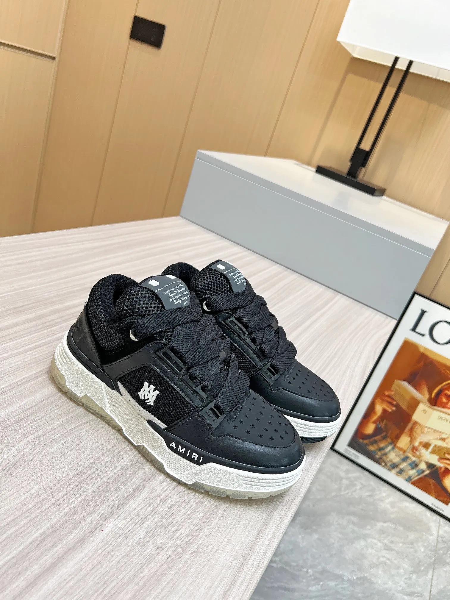 p620💰Men's shoes Amiri Emile's 2023 spring and summer new MA-1 bread shoes, couple models, casual sports shoes, sneakers Amiri gave up the rock punk style in the new season and used a large number of unsaturated colors, Morandi tones, whether you see or wear them, it will make people very happy. The large tongue of the bread shoes continues, shortens the length of the shoe body, thickens the midsole, and the toe part is more rounded. Amiri's brand letters and MA logo appear on the side of the shoe. Fabric: Original customized imported first-layer cowhide + mesh. Lining: Original customized breathable towel lining. Outsole. Foam combination material. Bottom thickness: 4CM. Size: Men's 39-45